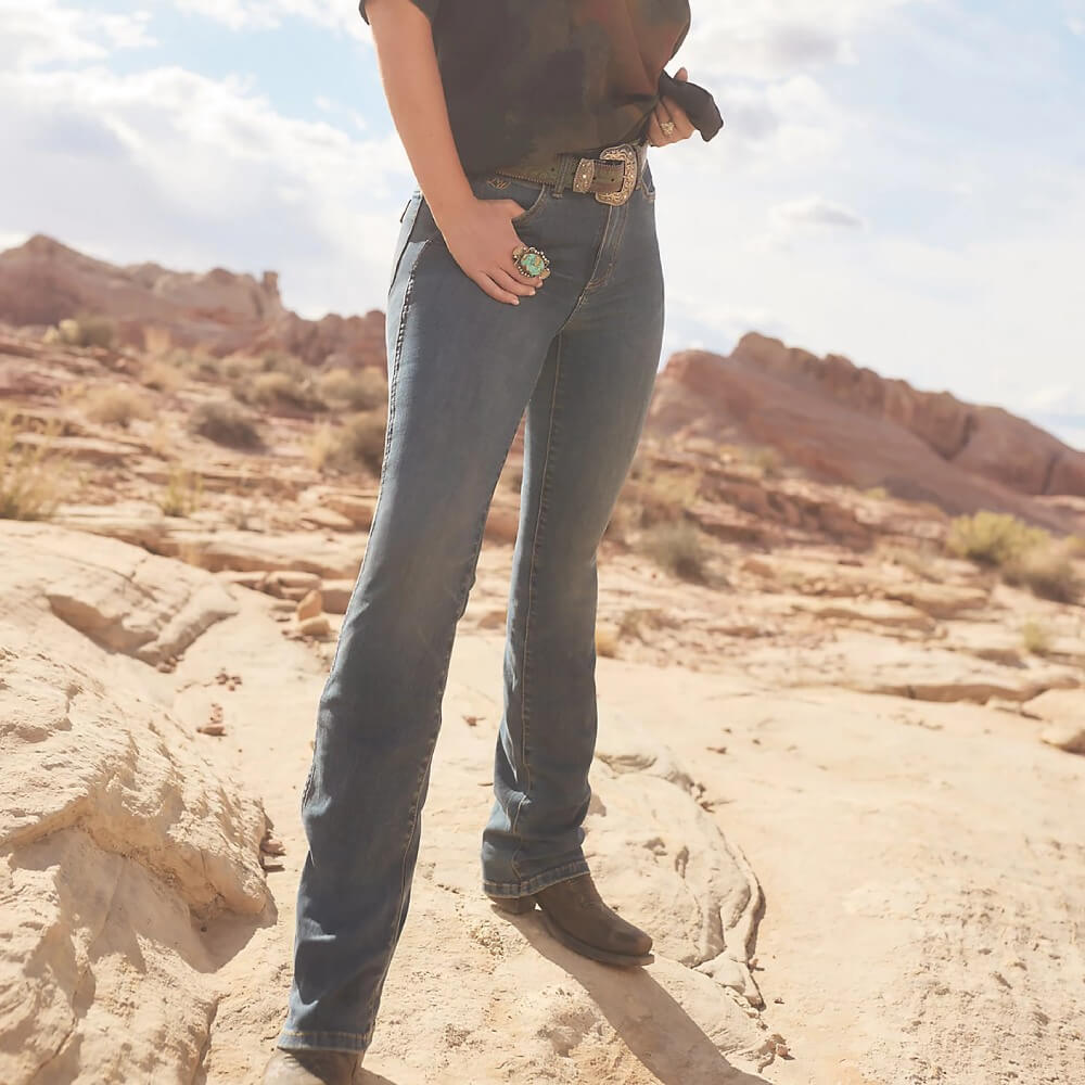 Wrangler Womens x Lainey Wilson Huggers Jeans Boho Wash (blue-medium) - 112370404