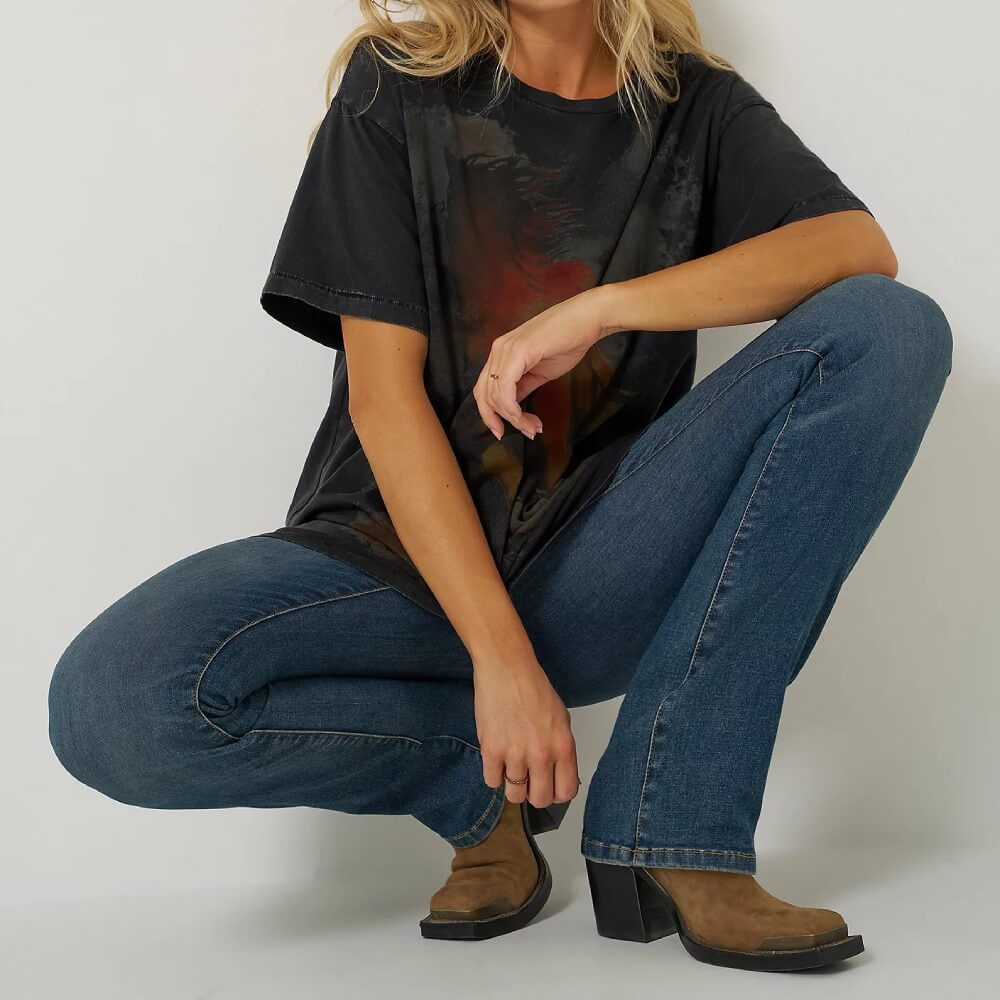 Wrangler Womens x Lainey Wilson Huggers Jeans Boho Wash (blue-medium) - 112370404