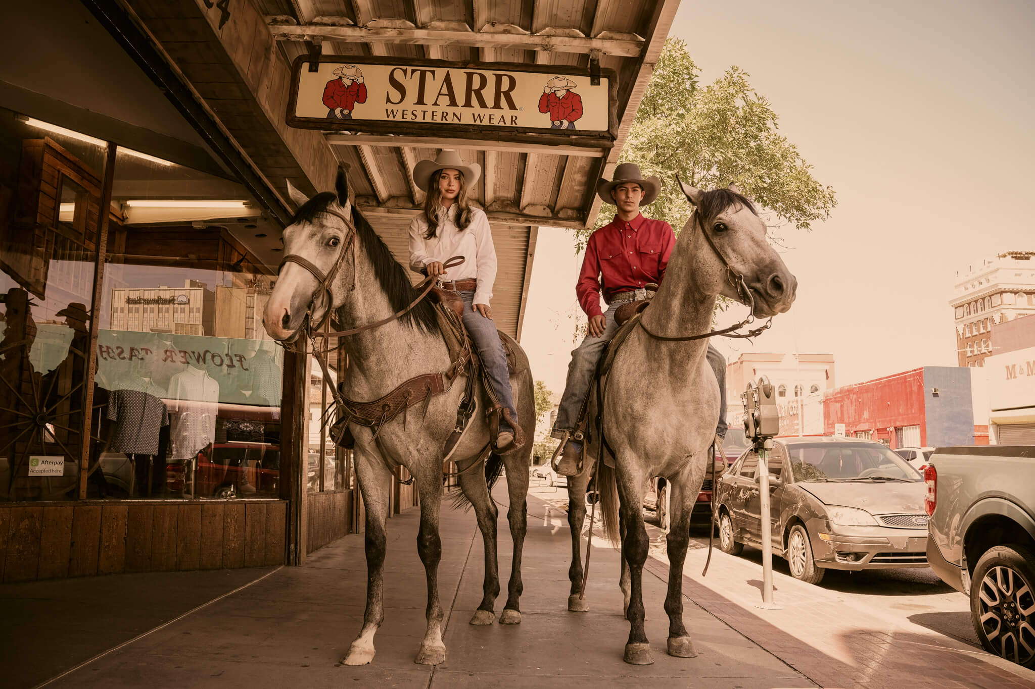 The picture starrwesternwear.com shows when its homepage is shared